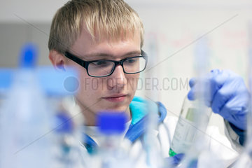 Tallinn  Estland  Chemiestudent im Labor der Technische Universitaet Tallinn