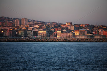Istanbul  Tuerkei  der Stadtteil Kadikoey mit dem Marmarameer im Vordergrund