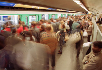 Ueberfuellte U-Bahn Station im Pariser Untergrund