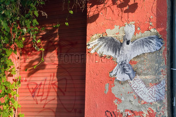 Berlin  Deutschland  Papagei aus Papier an einer Hausfassade