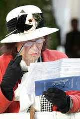 Eine Rentnerin liesst
