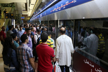 Dubai  Vereinigte Arabische Emirate  Menschen warten auf die U-Bahn