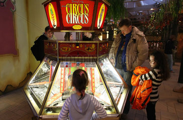 Liberec  Tschechien  ein Muenzschieber namens Circus Circus