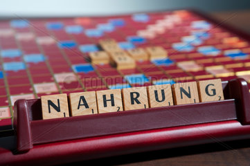 Hamburg  Deutschland  Scrabble-Buchstaben bilden das Wort NAHRUNG