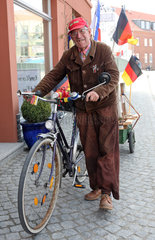 Goehren-Lebbin  Deutschland  Mann schiebt sein Fahrrad