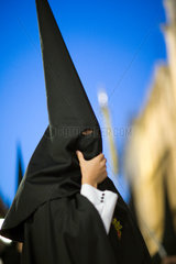 Sevilla  Spanien  Glaeubiger im schwarzen Gewand bei der Oster-Prozession