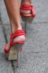 Epsom  Grossbritannien  Detailaufnahme  Frauenbeine in hochhackigen Schuhen