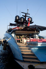 Cannes  Yacht waehrend der Bootshow