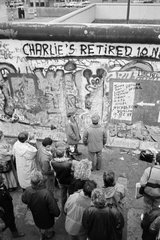 Berlin  Deutschland  Ost-Grenzsoldaten an der Berliner Mauer auf der Westseite