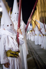 Sevilla  Spanien  Glaeubige in weissen Gewaendern bei einer Oster-Prozession