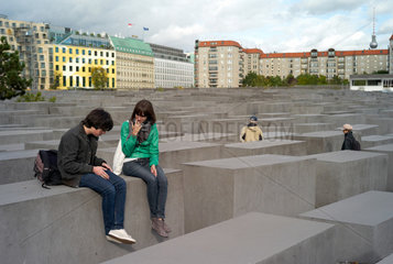 Berlin  Deutschland  Besucher am Holocaustdenkmal