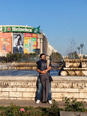 Bukarest  Rumaenien  ein Liebespaar eng umschlungen auf dem Platz der Einheit