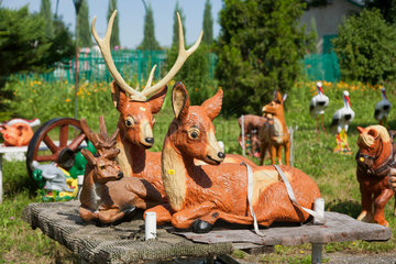 Breslau  Polen  Garten vor einem Einfamilienhaus  gefuellt mit Kunststofftieren