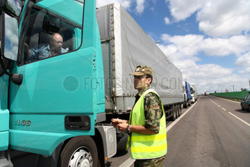 Koroszczyn  Polen  Grenzschuetzer bei der Kontrolle eines LKWs bei der Ausfuhr