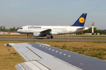 Eine Maschine der Fluggesellschaft Lufthansa in Berlin-Tegel