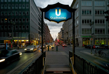 Berlin  Deutschland  abendlicher Verkehr beim U-Bahnhof Stadtmitte
