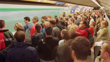 Ueberfuellte U-Bahn Station im Pariser Untergrund