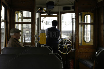 Tram faehrt durch die Altstadt von Lissabon