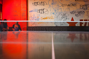 Berlin  Deutschland  Spieglungen auf einer Tischtennisplatte im Kunsthaus Tacheles