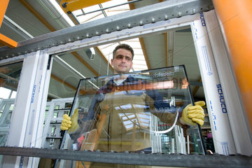 Bad Salgau  Deutschland  ein Mitarbeiter setzt das Glas in einen Fensterrahmen ein