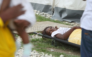 Carrefour  Haiti  eine Patientin auf einer Trage im Field Hospital