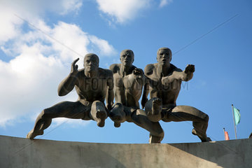 Minsk  Weissrussland  Laeuferskulpturen am Eingang zum Dinamo-Stadion Minsk