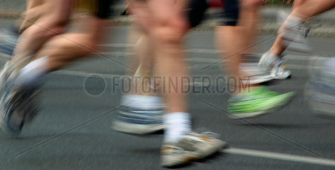 Berlin  Marathonlaeufer beim Marathon