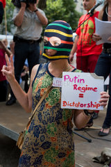 Berlin  Deutschland  Demonstrantin auf der Free Pussy Riot-Demo  Unter den Linden  vor der Russischen Botschaft