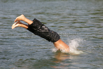 Boetzsee  ein Jugendlicher springt ins Wasser