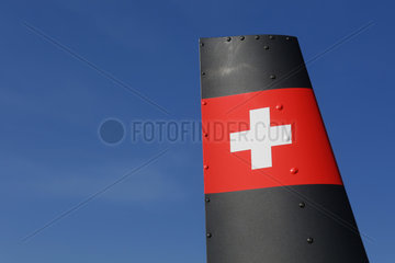 Beromuenster  Schweiz  Nationalfahne der Schweiz auf dem Seitenleitwerk eines Hubschraubers