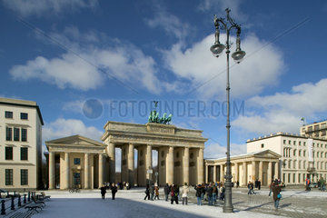 Berlin  schneebedeckter Pariser Platz bei Sonnenschein
