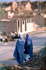 Afghanische Frauen mit Tochter zwischen Truemmern in Herat