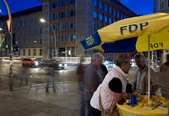 Berlin  Deutschland  ein Wahlkampfstand der FDP in der Oranienburger Strasse