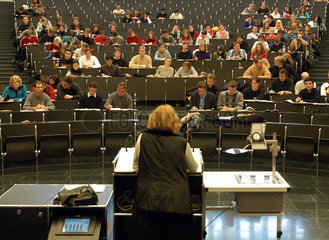 Vorlesung im Audi Max der Albert-Ludwigs-Universitaet in Freiburg