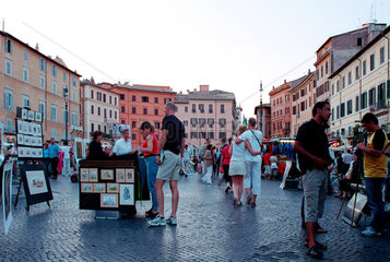 Rom  Menschen auf der Piazza Navona