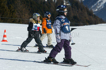 Kinder beim Ski fahren auf der Piste