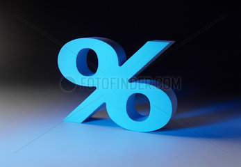 Ein blau beleuchtetes schraeg stehendes Prozentzeichen