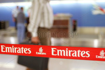 Einchecken am Counter der Emirates Airlines im Flughafen von Dubai.