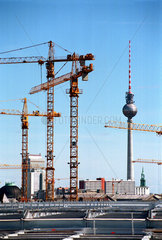 Berlin  Deutschland  Baukraene mit Fernsehturm