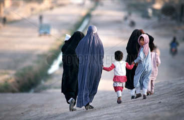 Afghanische Frauen gekleidet in der traditionellen Burka mit ihren Toechtern in Herat.