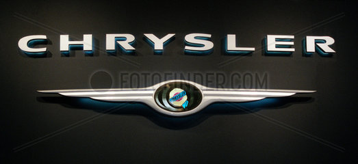 Logo der Automarke Chrysler vor dunklem Hintergrund