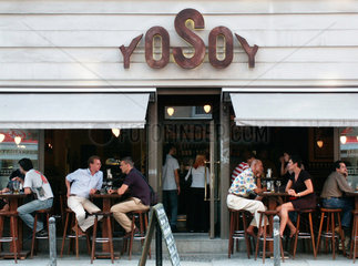 Berlin  Gaeste sitzen vor der Bar Yosoy