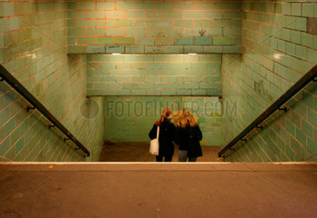 Berlin  zwei Frauen im U-Bahneingang Alexanderplatz
