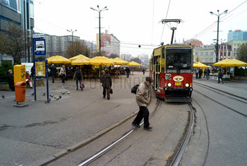Kattowitz  Polen  Strassenbahn und Passanten in der Innenstadt