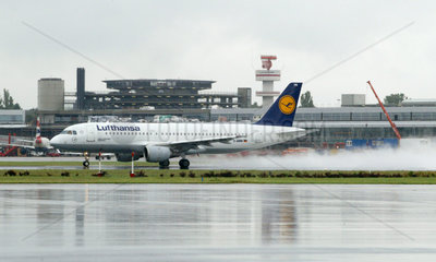 Hamburg  ein Flugzeug der Lufthansa auf dem Rollfeld des Flughafen Fuhlsbuettel