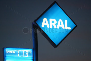 Berlin  das Logo einer Araltankstelle