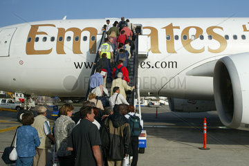 Passagiere steigen in ein Flugzeug der Emirates Airlines