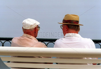 Zwei Rentner auf der Strandprommenade