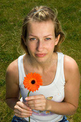 Berlin  junge Frau mit Blume