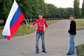 Zwei Jugendliche mit russischer Flagge  Kaliningrad  Russland